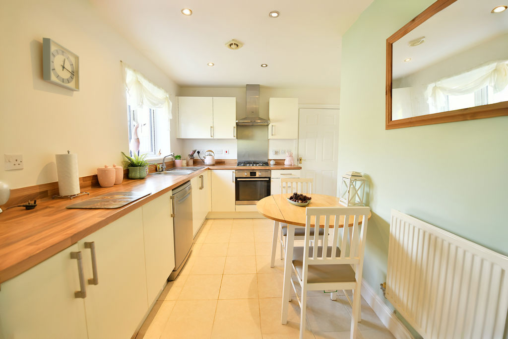 Kitchen / Breakfast Room- click for photo gallery